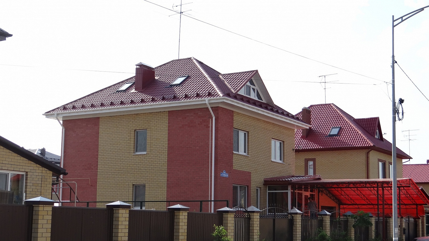 Крепление регулируемое для кронштейна желоба Docke LUX, пломбир